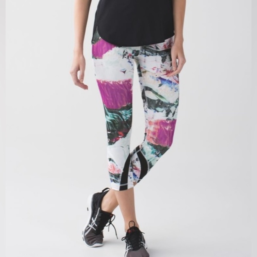 Lululemon Run: Inspire Crop II *All Full-On Luxtreme
Pigment Wave Multi / Black